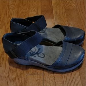 OTBT Migrant Closed Toe Wedges